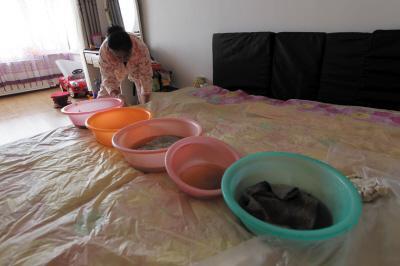 托喀依乡楼上漏水，住户失联，小区没物管，业主维权难！律师来支招……